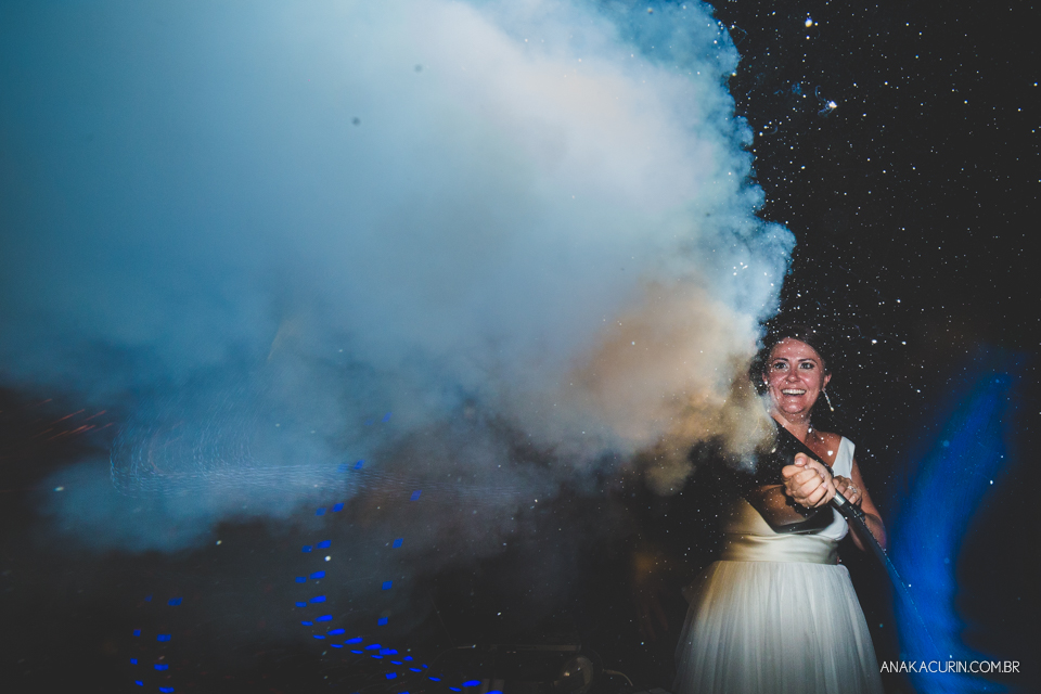 Casamento da noiva paula e do noivo Todd em Ubatuba - SP, na praia de Itamambuca, fotografado por Ana Kacurin.