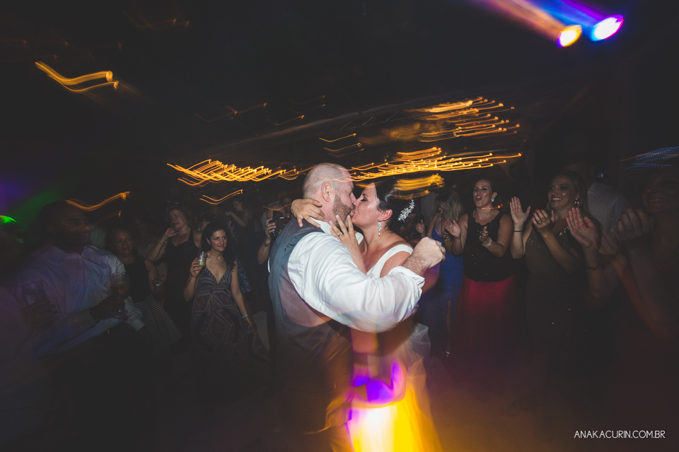 Casamento da noiva paula e do noivo Todd em Ubatuba - SP, na praia de Itamambuca, fotografado por Ana Kacurin.