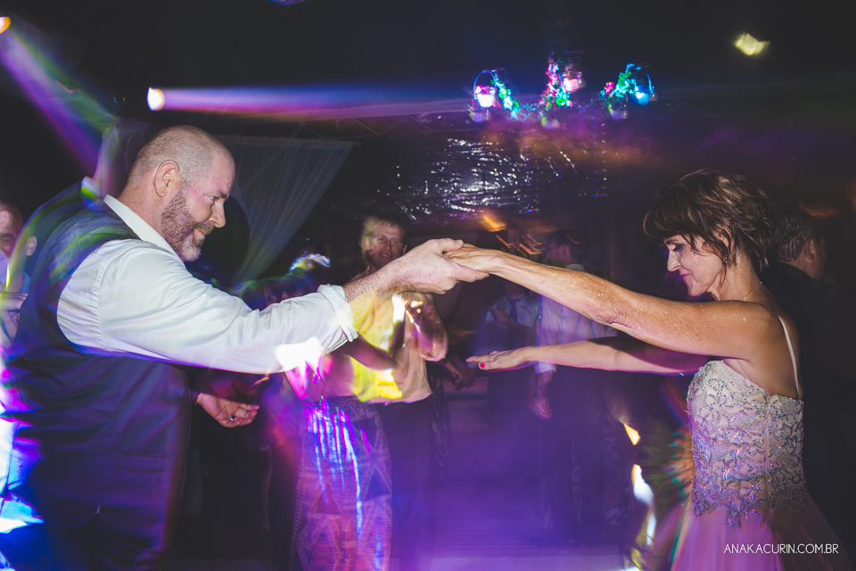 Casamento da noiva paula e do noivo Todd em Ubatuba - SP, na praia de Itamambuca, fotografado por Ana Kacurin.