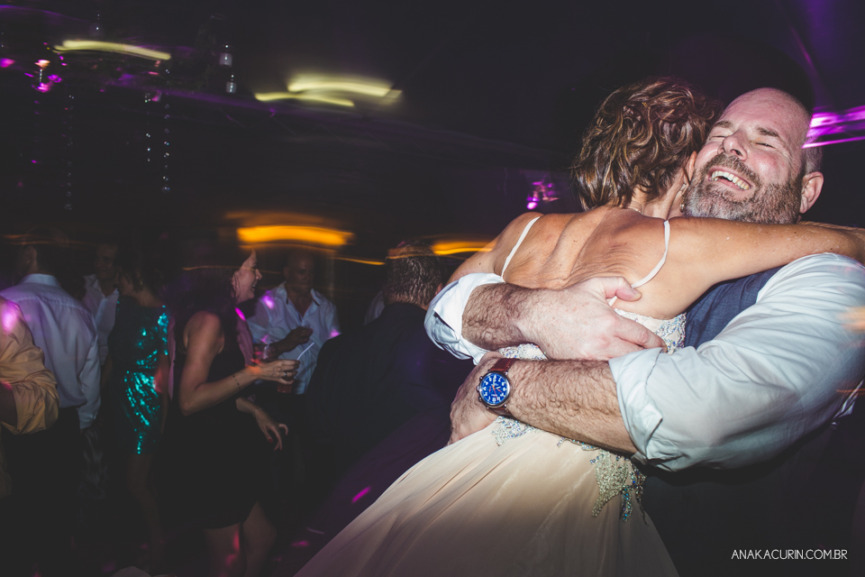 Casamento da noiva paula e do noivo Todd em Ubatuba - SP, na praia de Itamambuca, fotografado por Ana Kacurin.