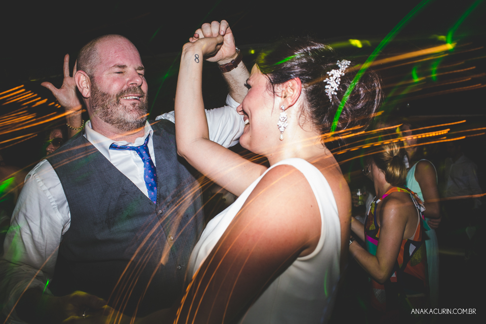 Casamento da noiva paula e do noivo Todd em Ubatuba - SP, na praia de Itamambuca, fotografado por Ana Kacurin.