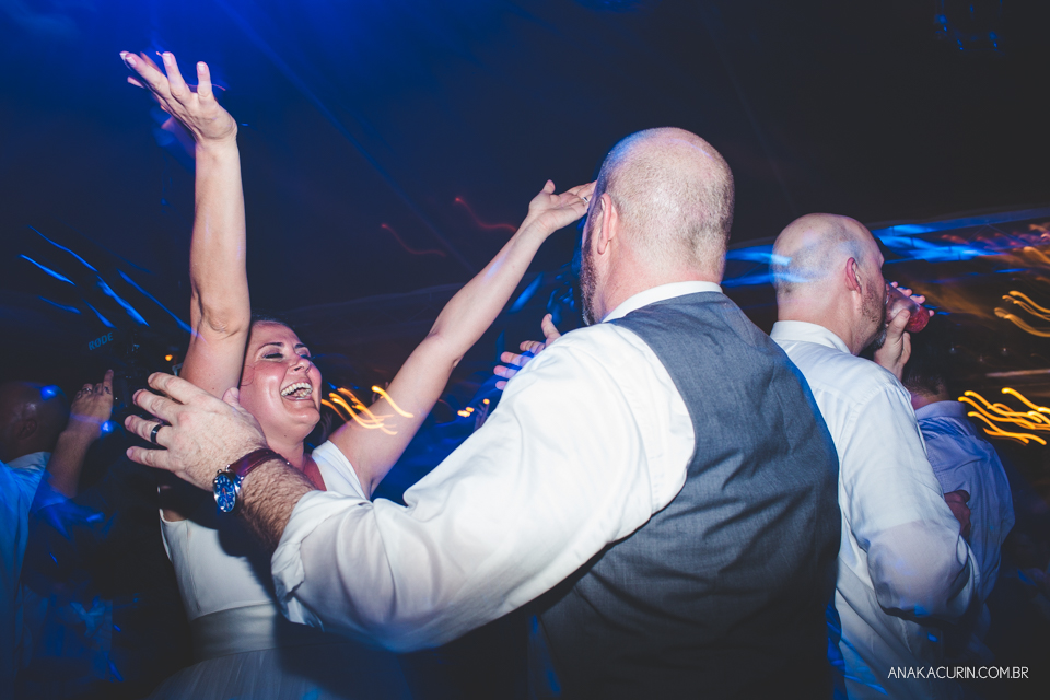 Casamento da noiva paula e do noivo Todd em Ubatuba - SP, na praia de Itamambuca, fotografado por Ana Kacurin.