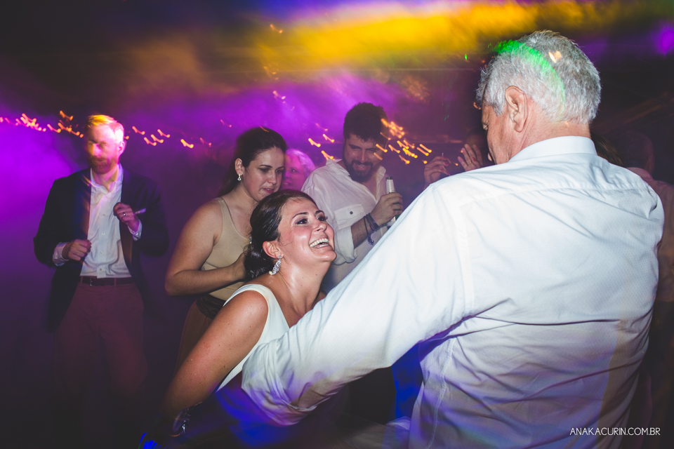 Casamento da noiva paula e do noivo Todd em Ubatuba - SP, na praia de Itamambuca, fotografado por Ana Kacurin.