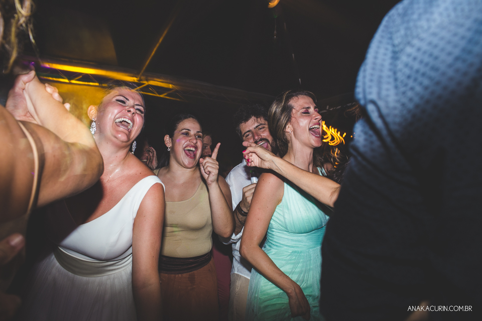 Casamento da noiva paula e do noivo Todd em Ubatuba - SP, na praia de Itamambuca, fotografado por Ana Kacurin.