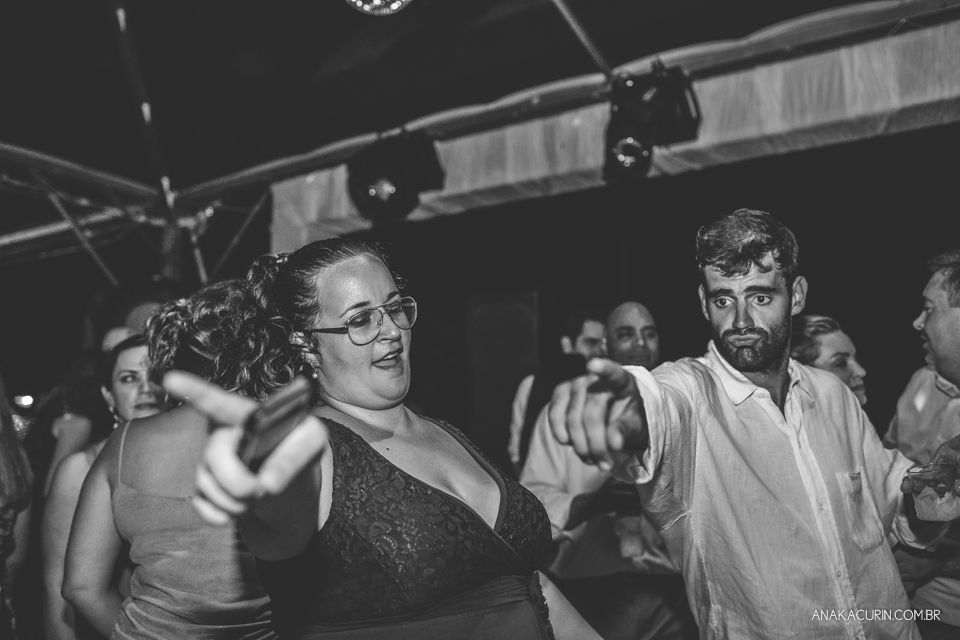 Casamento da noiva paula e do noivo Todd em Ubatuba - SP, na praia de Itamambuca, fotografado por Ana Kacurin.