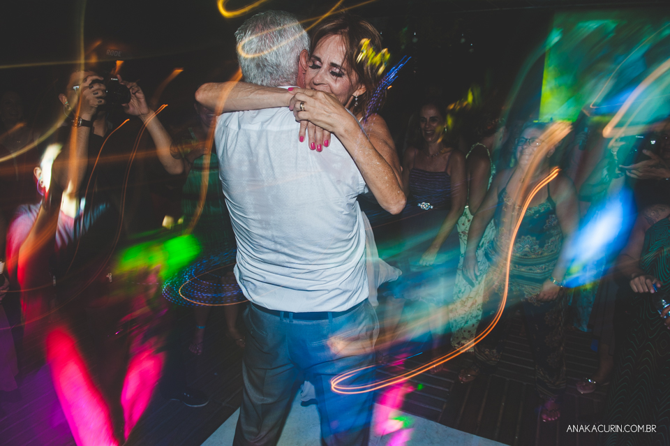 Casamento da noiva paula e do noivo Todd em Ubatuba - SP, na praia de Itamambuca, fotografado por Ana Kacurin.