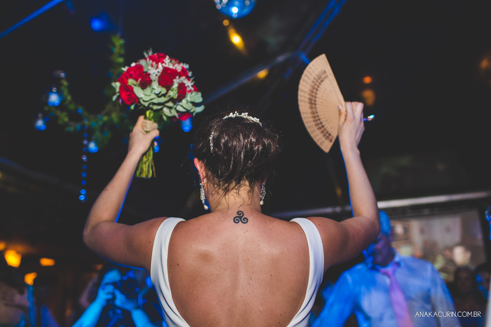 Casamento da noiva paula e do noivo Todd em Ubatuba - SP, na praia de Itamambuca, fotografado por Ana Kacurin.
