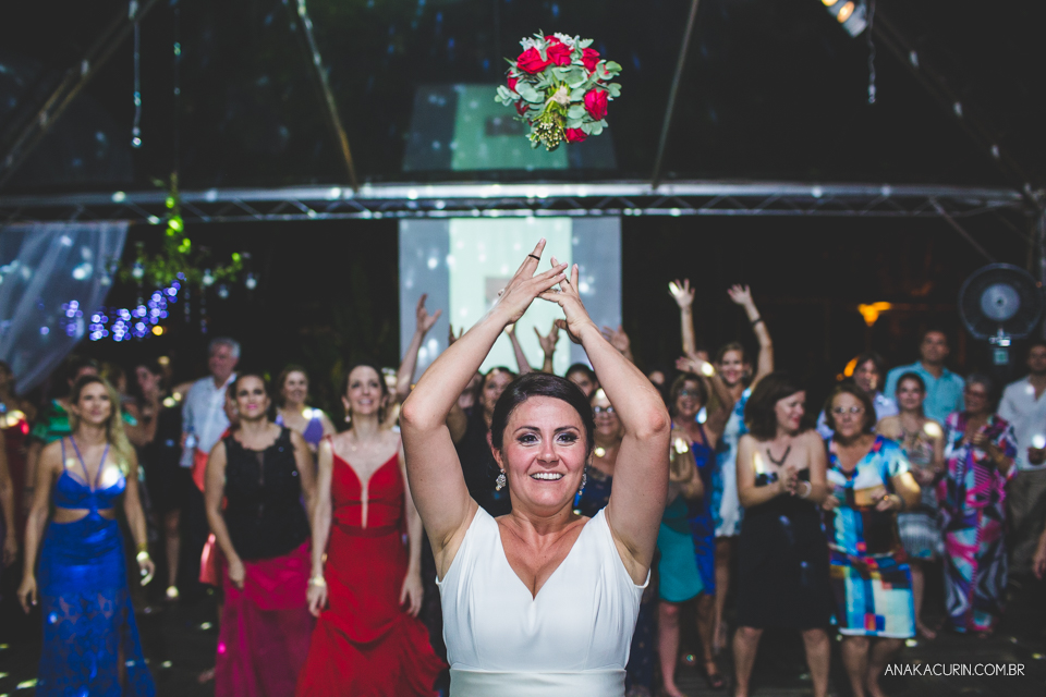 Casamento da noiva paula e do noivo Todd em Ubatuba - SP, na praia de Itamambuca, fotografado por Ana Kacurin.