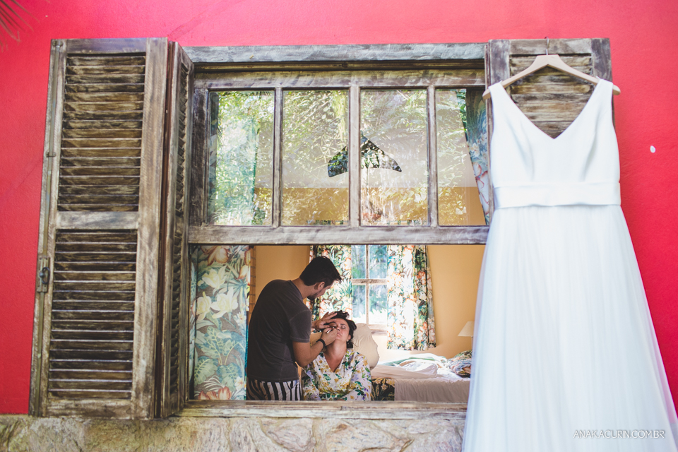Casamento da noiva paula e do noivo Todd em Ubatuba - SP, na praia de Itamambuca, fotografado por Ana Kacurin.