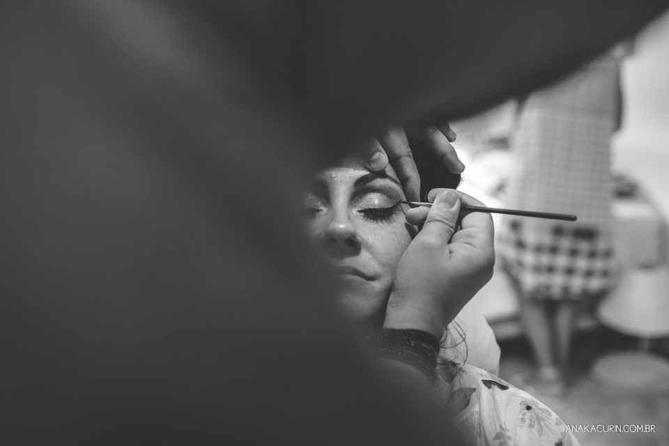 Casamento da noiva paula e do noivo Todd em Ubatuba - SP, na praia de Itamambuca, fotografado por Ana Kacurin.
