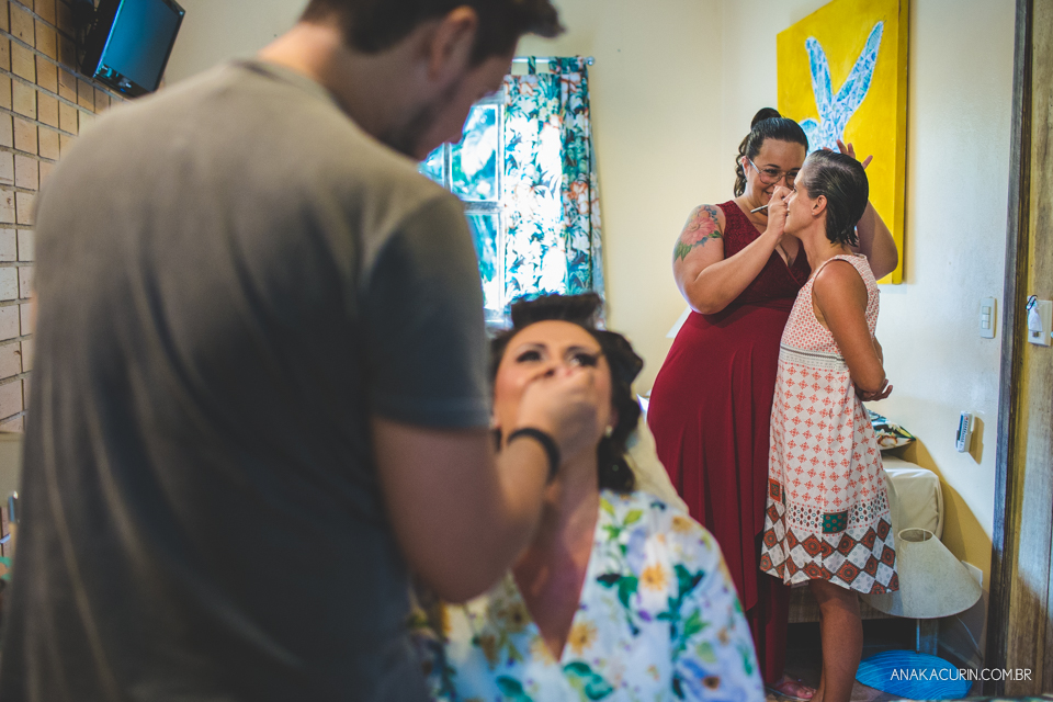 Casamento da noiva paula e do noivo Todd em Ubatuba - SP, na praia de Itamambuca, fotografado por Ana Kacurin.