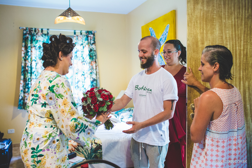 Casamento da noiva paula e do noivo Todd em Ubatuba - SP, na praia de Itamambuca, fotografado por Ana Kacurin.