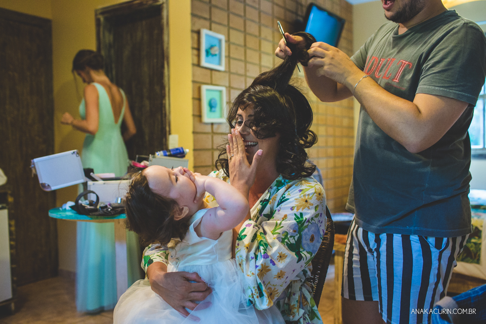 Casamento da noiva paula e do noivo Todd em Ubatuba - SP, na praia de Itamambuca, fotografado por Ana Kacurin.