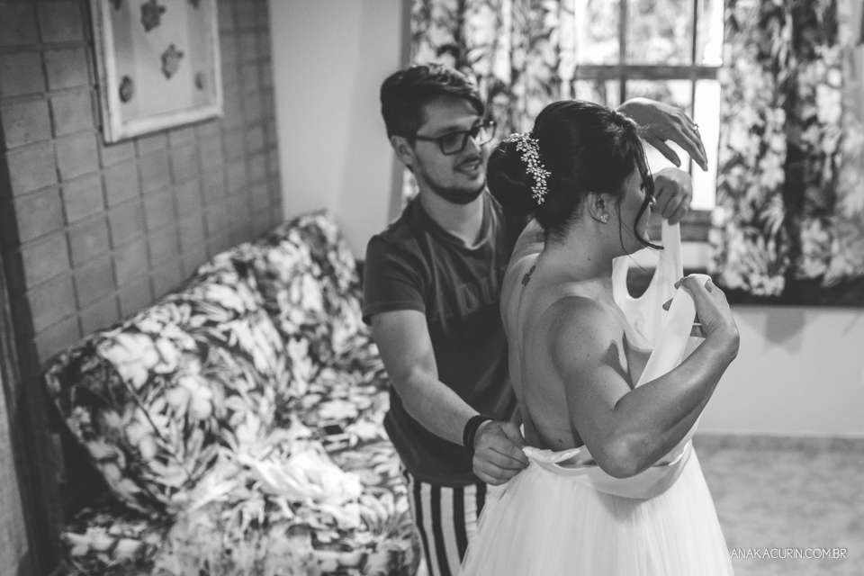 Casamento da noiva paula e do noivo Todd em Ubatuba - SP, na praia de Itamambuca, fotografado por Ana Kacurin.