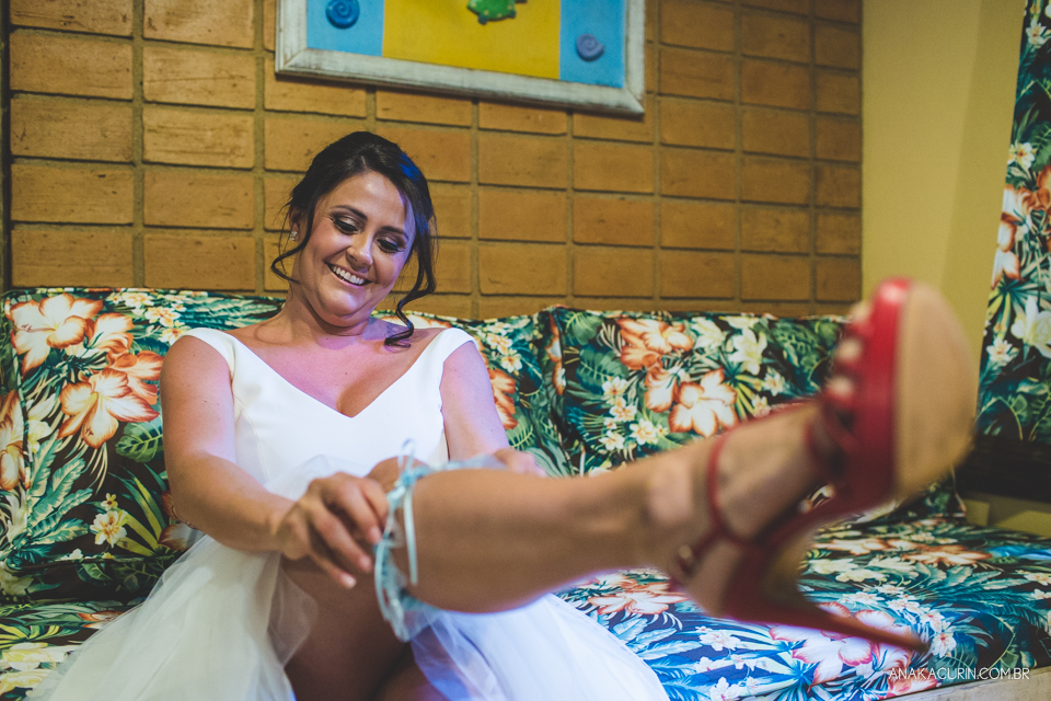 Casamento da noiva paula e do noivo Todd em Ubatuba - SP, na praia de Itamambuca, fotografado por Ana Kacurin.