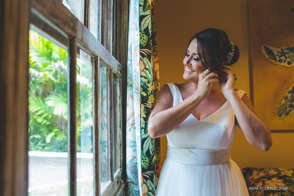 Casamento da noiva paula e do noivo Todd em Ubatuba - SP, na praia de Itamambuca, fotografado por Ana Kacurin.