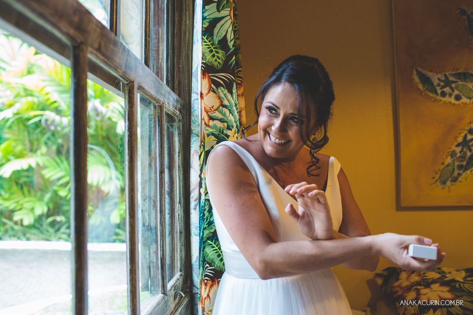 Casamento da noiva paula e do noivo Todd em Ubatuba - SP, na praia de Itamambuca, fotografado por Ana Kacurin.