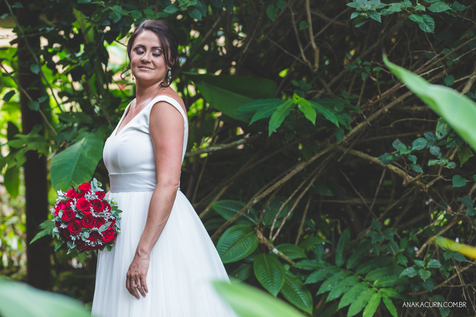 Casamento da noiva paula e do noivo Todd em Ubatuba - SP, na praia de Itamambuca, fotografado por Ana Kacurin.