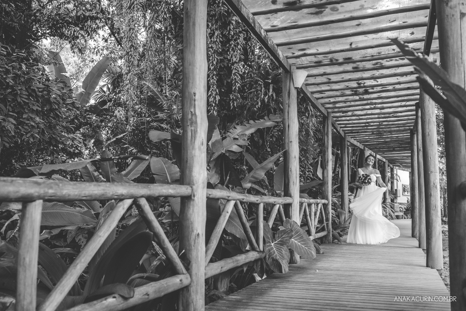 Casamento da noiva paula e do noivo Todd em Ubatuba - SP, na praia de Itamambuca, fotografado por Ana Kacurin.