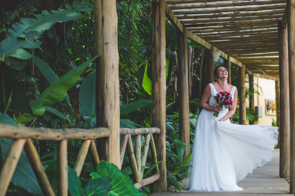 Casamento da noiva paula e do noivo Todd em Ubatuba - SP, na praia de Itamambuca, fotografado por Ana Kacurin.