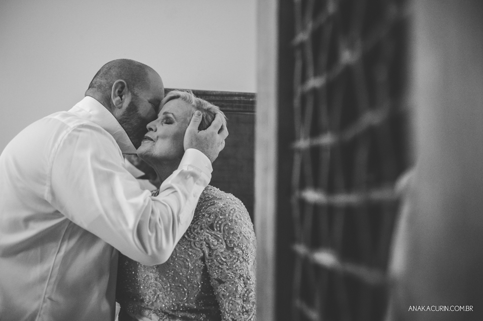 Casamento da noiva paula e do noivo Todd em Ubatuba - SP, na praia de Itamambuca, fotografado por Ana Kacurin.