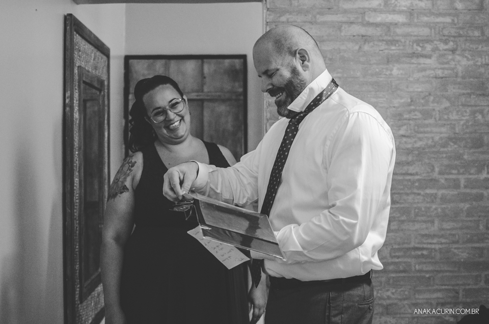 Casamento da noiva paula e do noivo Todd em Ubatuba - SP, na praia de Itamambuca, fotografado por Ana Kacurin.