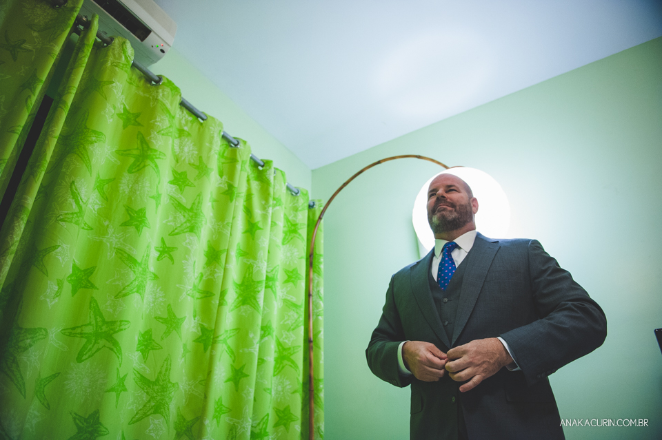 Casamento da noiva paula e do noivo Todd em Ubatuba - SP, na praia de Itamambuca, fotografado por Ana Kacurin.