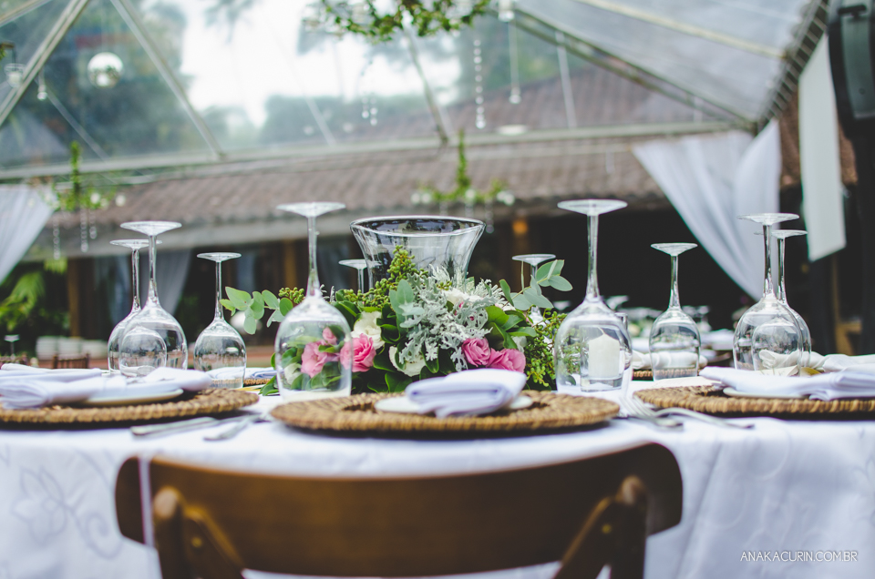Casamento da noiva paula e do noivo Todd em Ubatuba - SP, na praia de Itamambuca, fotografado por Ana Kacurin.