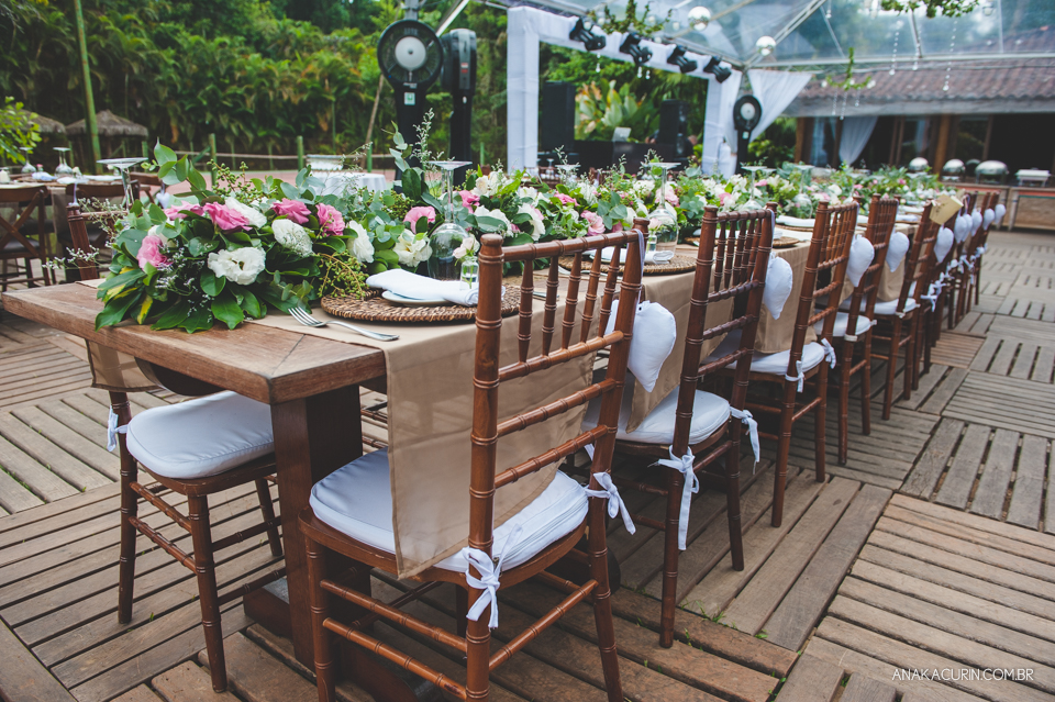 Casamento da noiva paula e do noivo Todd em Ubatuba - SP, na praia de Itamambuca, fotografado por Ana Kacurin.