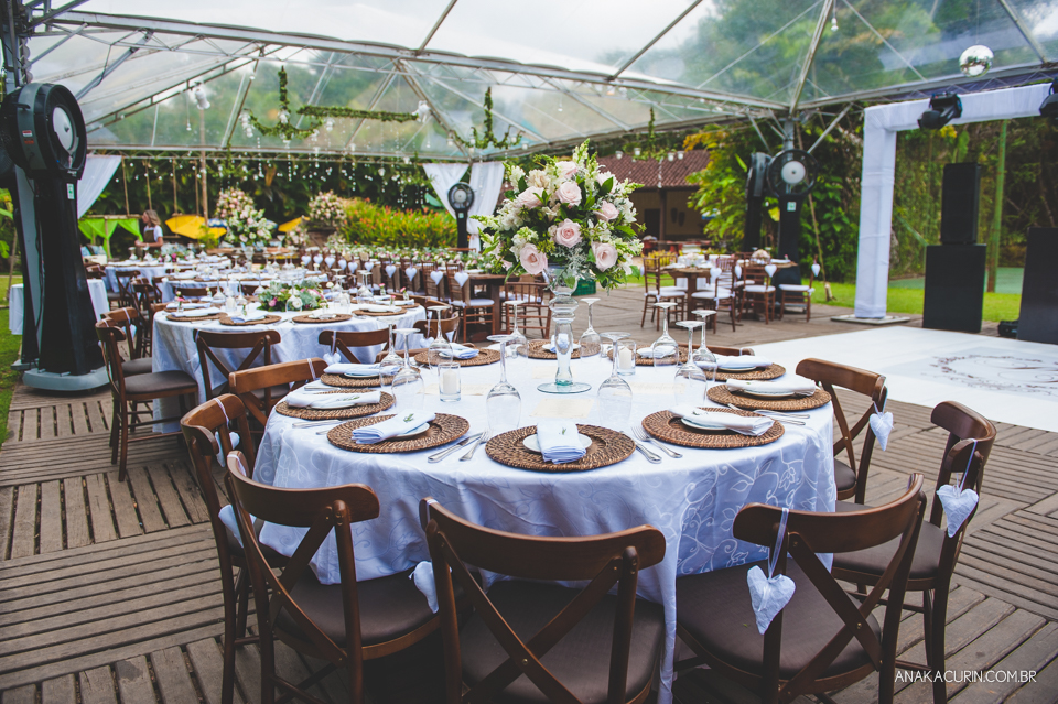 Casamento da noiva paula e do noivo Todd em Ubatuba - SP, na praia de Itamambuca, fotografado por Ana Kacurin.