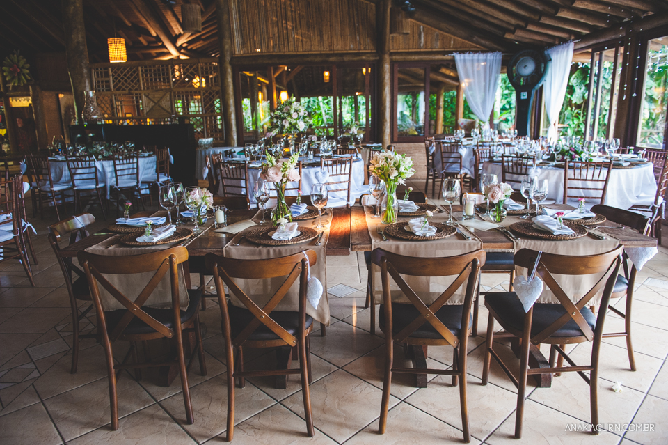 Casamento da noiva paula e do noivo Todd em Ubatuba - SP, na praia de Itamambuca, fotografado por Ana Kacurin.