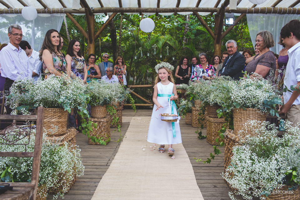 Casamento da noiva paula e do noivo Todd em Ubatuba - SP, na praia de Itamambuca, fotografado por Ana Kacurin.