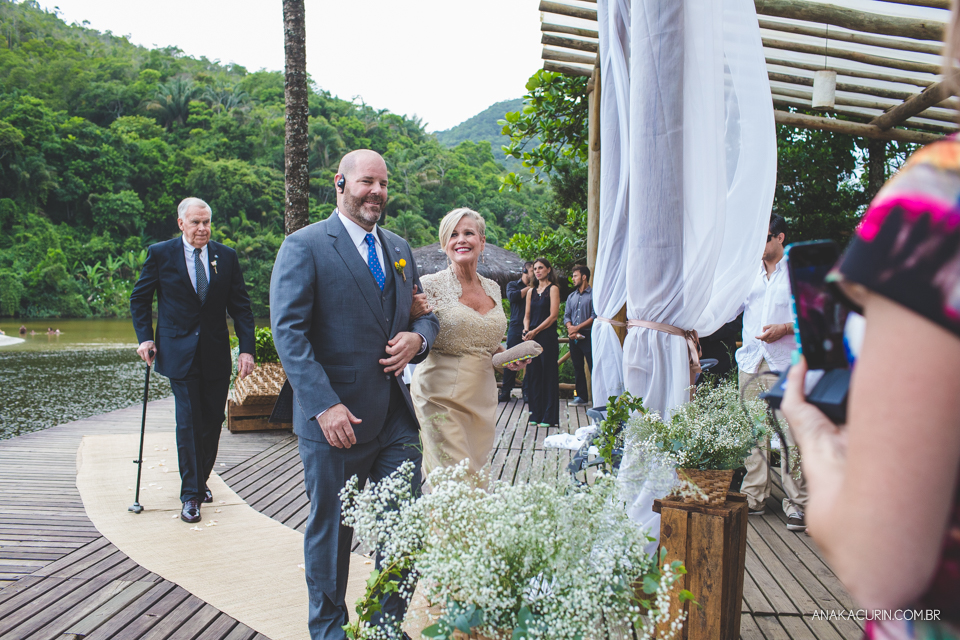 Casamento da noiva paula e do noivo Todd em Ubatuba - SP, na praia de Itamambuca, fotografado por Ana Kacurin.