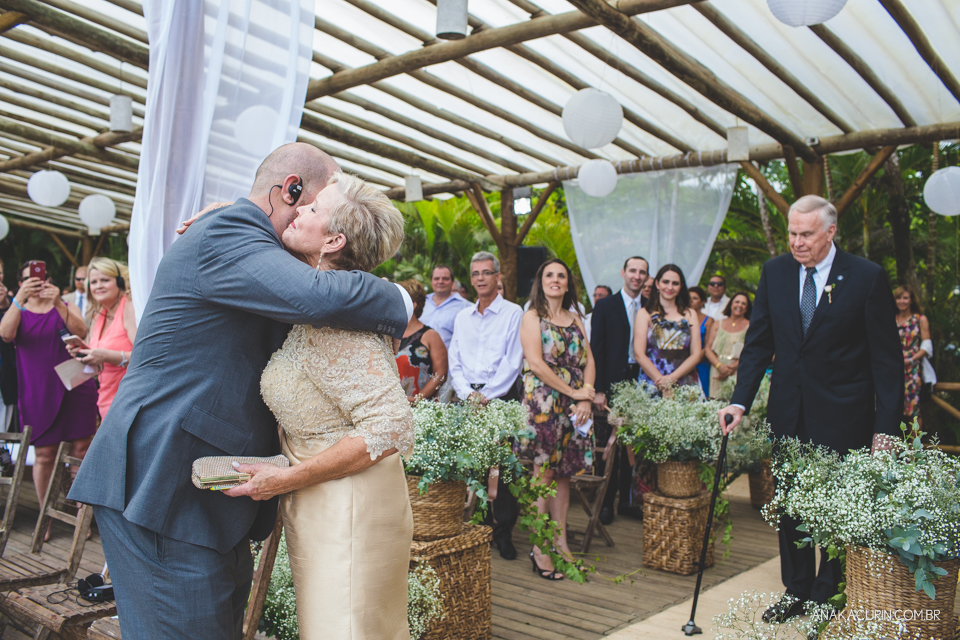 Casamento da noiva paula e do noivo Todd em Ubatuba - SP, na praia de Itamambuca, fotografado por Ana Kacurin.