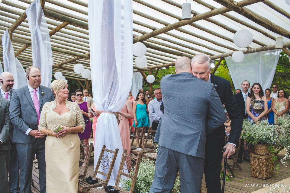 Casamento da noiva paula e do noivo Todd em Ubatuba - SP, na praia de Itamambuca, fotografado por Ana Kacurin.