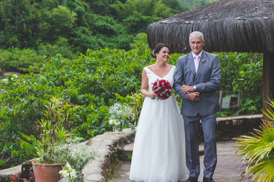 Casamento da noiva paula e do noivo Todd em Ubatuba - SP, na praia de Itamambuca, fotografado por Ana Kacurin.