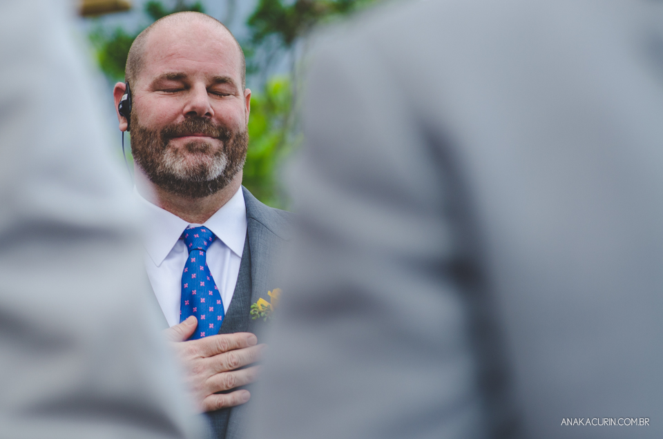 Casamento da noiva paula e do noivo Todd em Ubatuba - SP, na praia de Itamambuca, fotografado por Ana Kacurin.