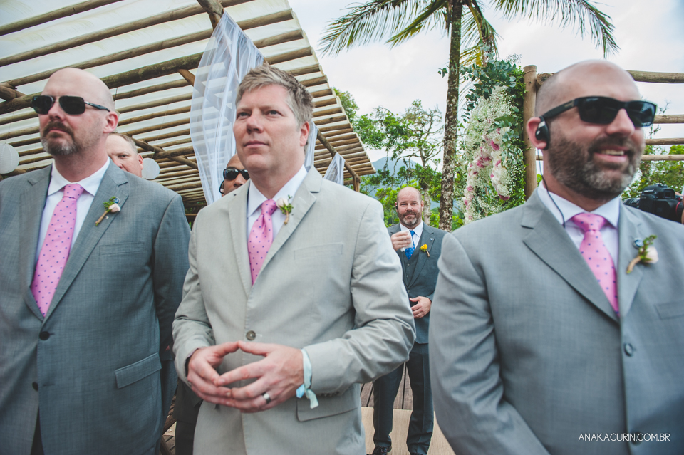 Casamento da noiva paula e do noivo Todd em Ubatuba - SP, na praia de Itamambuca, fotografado por Ana Kacurin.