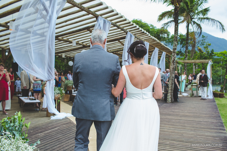 Casamento da noiva paula e do noivo Todd em Ubatuba - SP, na praia de Itamambuca, fotografado por Ana Kacurin.