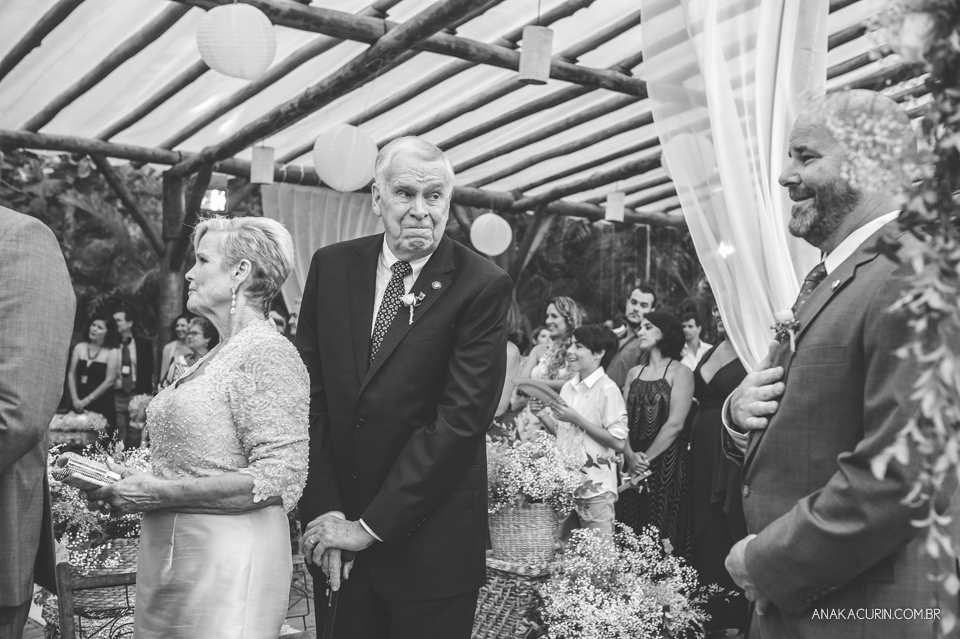 Casamento da noiva paula e do noivo Todd em Ubatuba - SP, na praia de Itamambuca, fotografado por Ana Kacurin.