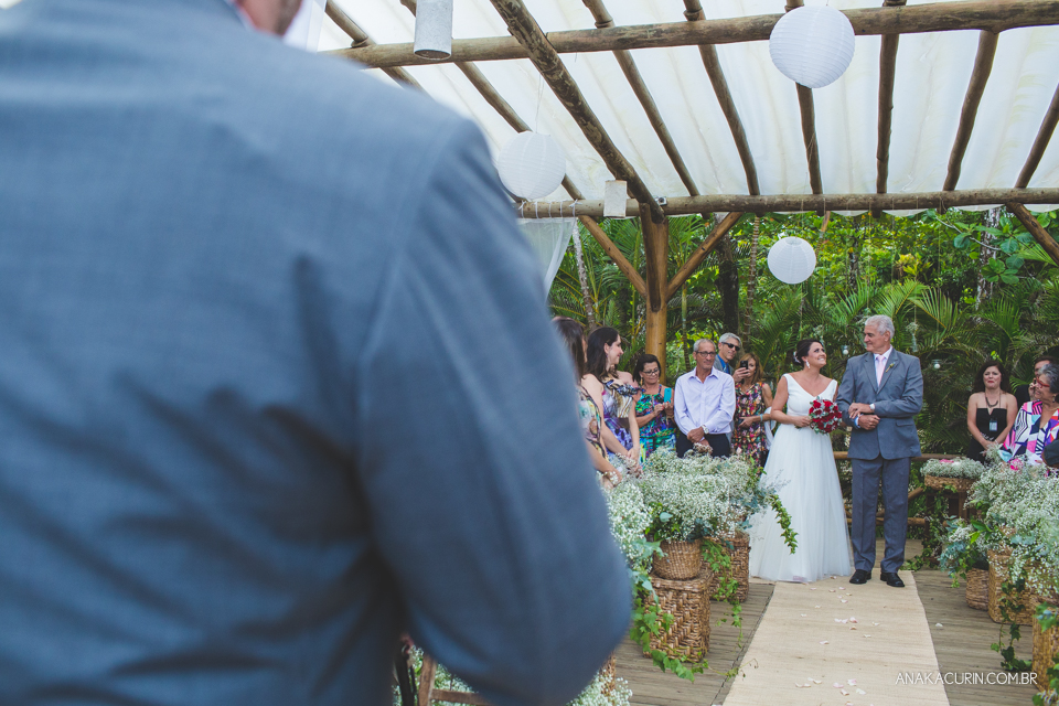 Casamento da noiva paula e do noivo Todd em Ubatuba - SP, na praia de Itamambuca, fotografado por Ana Kacurin.