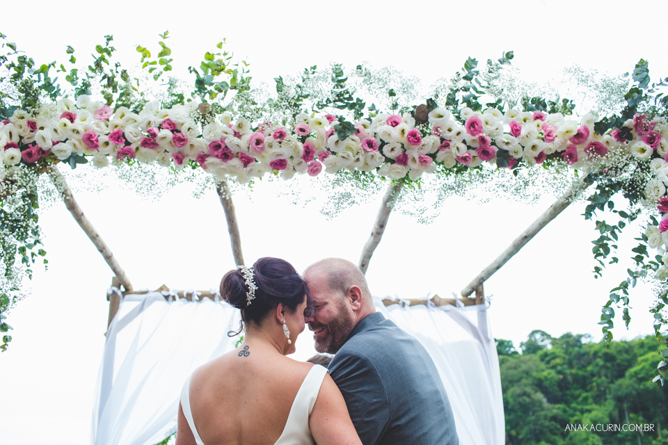 Casamento da noiva paula e do noivo Todd em Ubatuba - SP, na praia de Itamambuca, fotografado por Ana Kacurin.