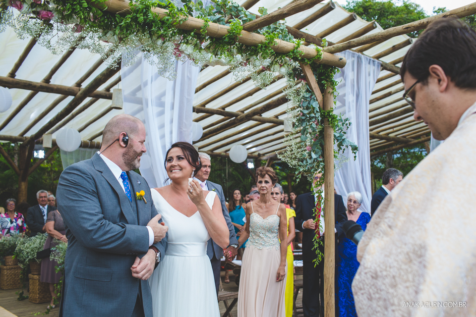 Casamento da noiva paula e do noivo Todd em Ubatuba - SP, na praia de Itamambuca, fotografado por Ana Kacurin.