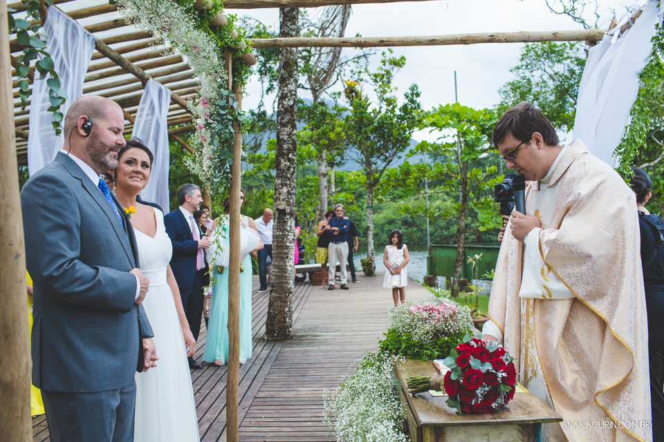 Casamento da noiva paula e do noivo Todd em Ubatuba - SP, na praia de Itamambuca, fotografado por Ana Kacurin.