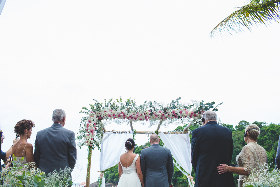 Casamento da noiva paula e do noivo Todd em Ubatuba - SP, na praia de Itamambuca, fotografado por Ana Kacurin.