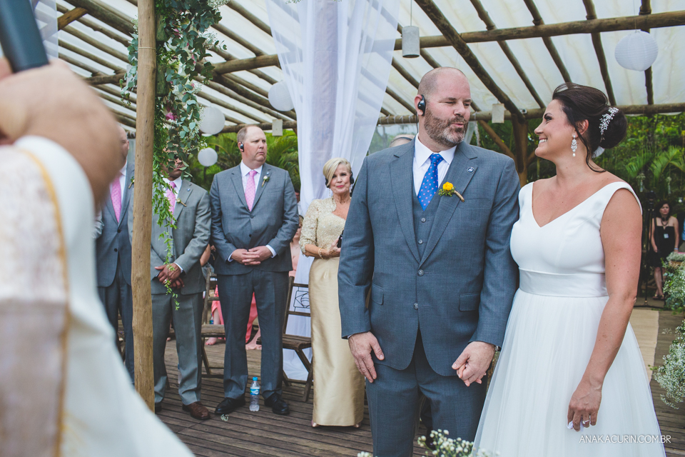 Casamento da noiva paula e do noivo Todd em Ubatuba - SP, na praia de Itamambuca, fotografado por Ana Kacurin.