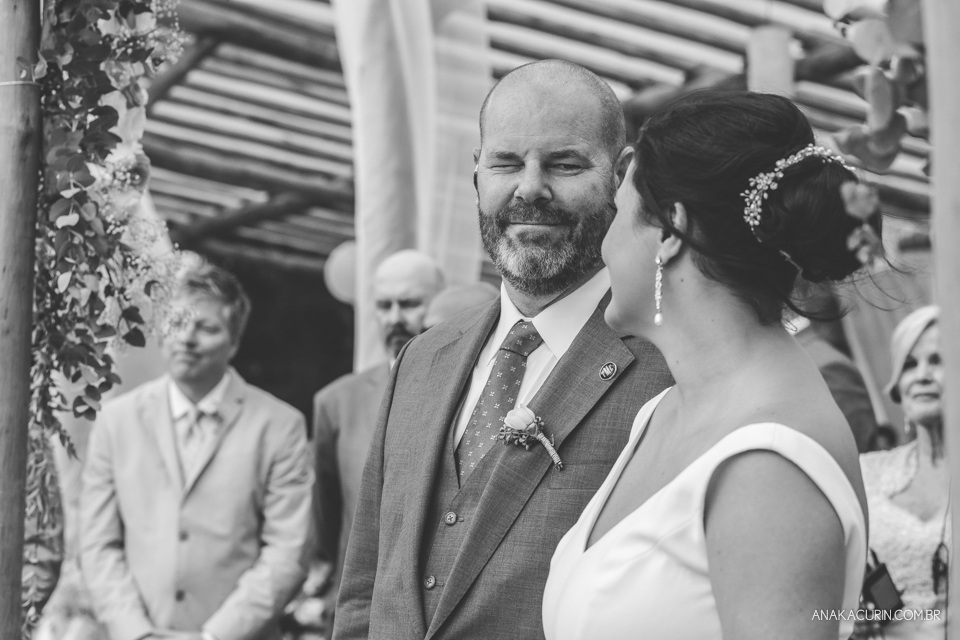 Casamento da noiva paula e do noivo Todd em Ubatuba - SP, na praia de Itamambuca, fotografado por Ana Kacurin.