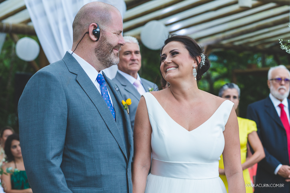 Casamento da noiva paula e do noivo Todd em Ubatuba - SP, na praia de Itamambuca, fotografado por Ana Kacurin.