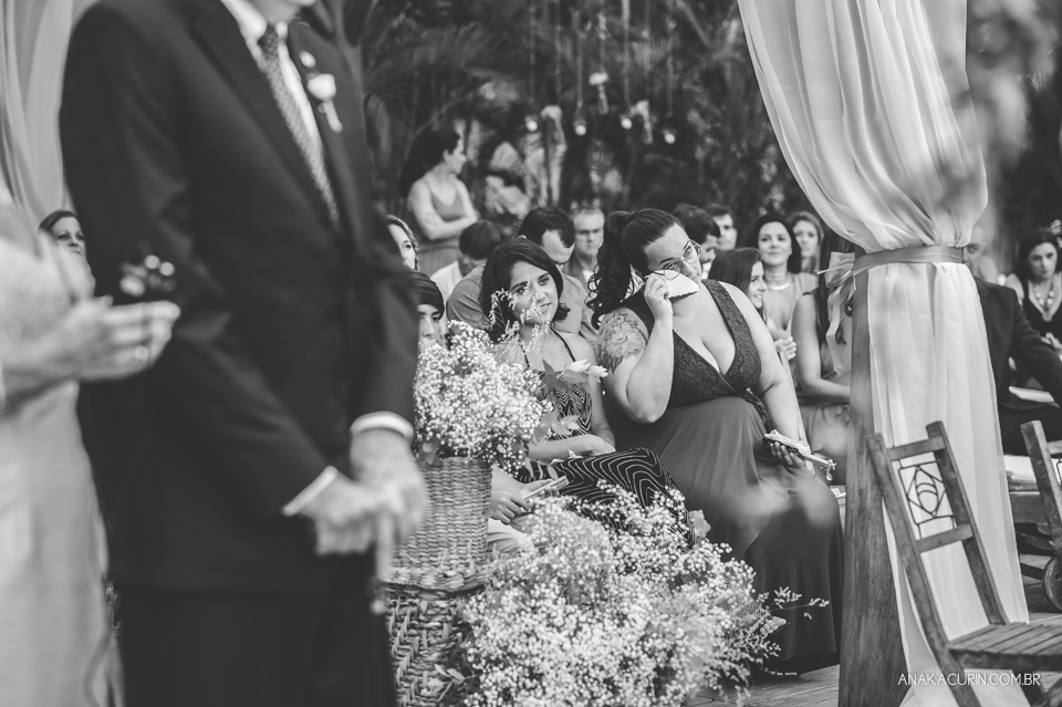 Casamento da noiva paula e do noivo Todd em Ubatuba - SP, na praia de Itamambuca, fotografado por Ana Kacurin.