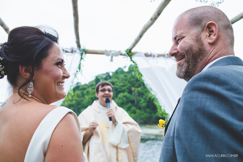 Casamento da noiva paula e do noivo Todd em Ubatuba - SP, na praia de Itamambuca, fotografado por Ana Kacurin.